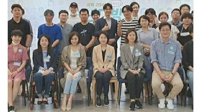 Ryu, paling kiri, foto bareng usai Majelis Nasional Selasa (4/8/2020)