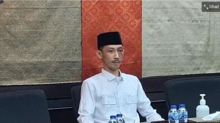 Anggota DPRD Kabupaten Jember, Achmad Syahri Assidiqi mendapatkan sanksi berat akibat merokok rapat terkait penanganan kesehatan di Jember. 