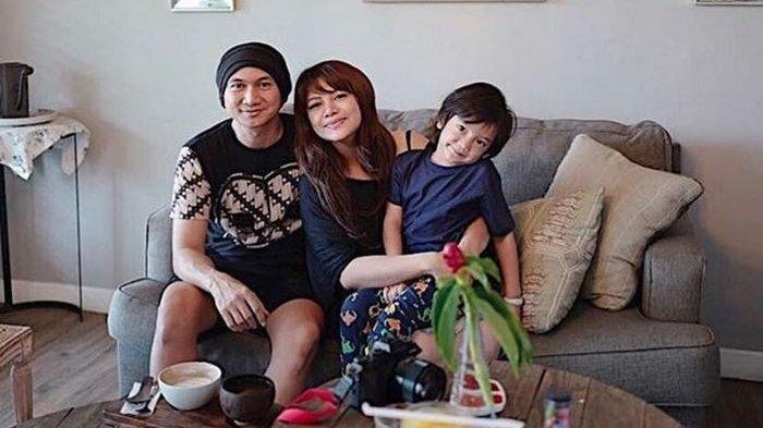 Anji bersama istri serta anaknya, Wina Natalia dan Saga