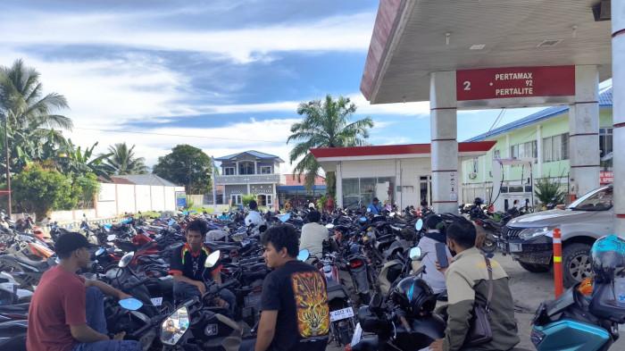 ANTRE BBM - Ratusan sepeda motor sengaja ditinggal pemiliknya saat mengantre BBM di SPBU Batangtoru, Tapsel, Selasa (2/12/2025). Sudah lima hari berturut BBM menjadi barang langka di Batangtoru.