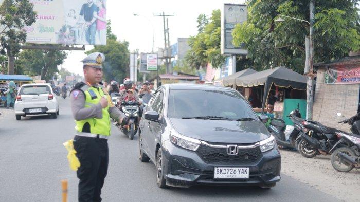 Kasat Lantas Polres Labuhanbatu Turun Langsung Atur Arus Lalu Lintas Pos Yan 3 Kampung Pajak
