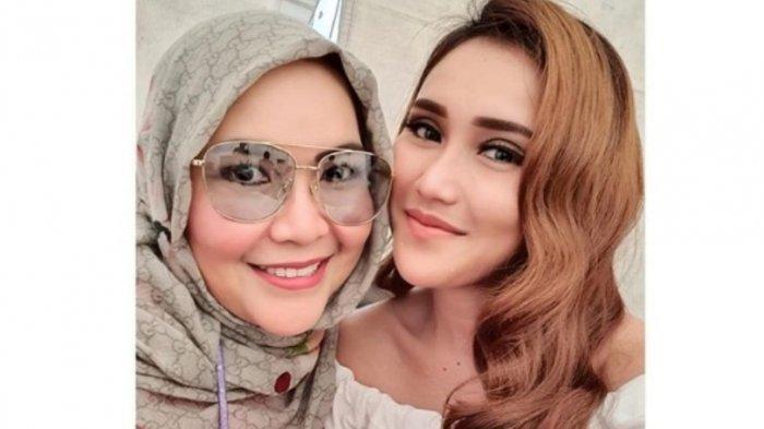 Pamer Perhiasan di Tubuhnya, Ibu Ayu Ting Ting Banjir Cibiran, Disebut Toko Emas Berjalan