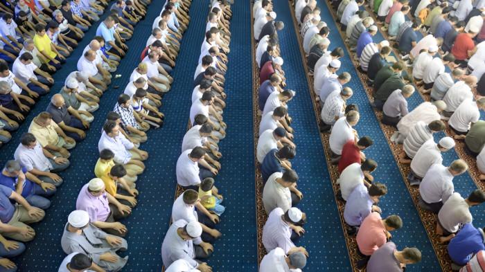SHALAT TARAWIH- Ilustrasi sejumlah umat muslim saat melaksanakan ibadah shalat tarawih di sebuah masjid saat bulan Ramadhan.