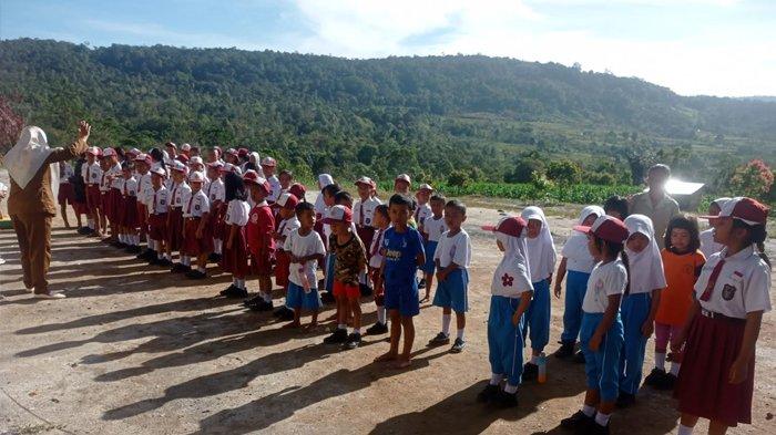 Para tenaga kesehatan (nakes) dari UPT Puskesmas Simepat Rube, Kabupaten Pakpak Bharat, mengunjungi beberapa sekolah yang ada di wilayah ini, guna memberikan obat cacing gratis bagi siswa/siswi di seluruh sekolah, sebagai bagian dari program pemberantasan penyakit cacingan pada anak usia sekolah dan pra-sekolah. (Diskominfo Pakpak Bharat)