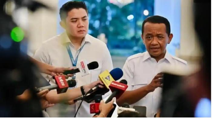 MENTERI BAHLIL - Menteri ESDM Bahlil Lahadalia (kanan)