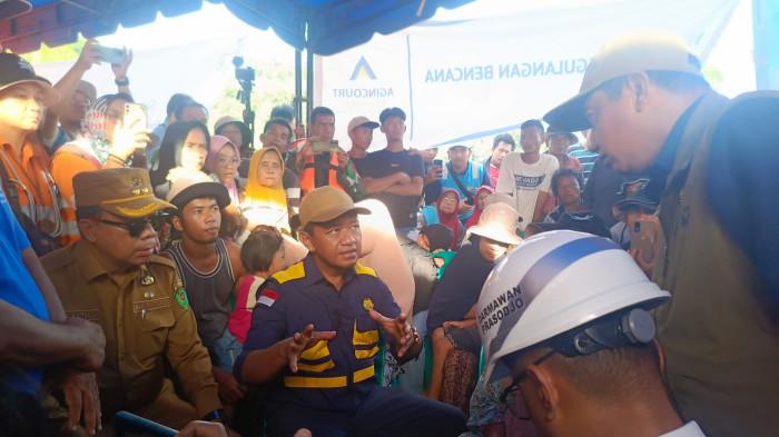 KUNJUNGI GAROGA - Menteri ESDM Bahlil Lahadalia saat mengunjungi warga koban banjir di Garoga, Batangtoru, Tapsel, Selasa (2/12/2025). Ia berjanji akan mendirikan satu tenda di setiap rumah korban.