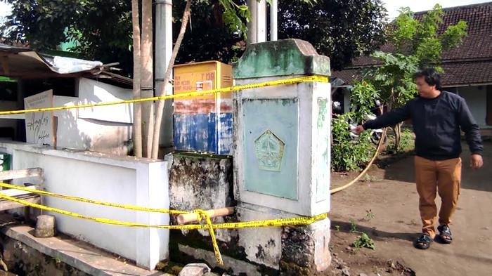 BALITA TEWAS TERSETRUM - Petugas memasang garis polisi (police line) di lokai balita yang meninggal tersengat listrik gardu PLN di Dusun Bukur, Desa Popoh, Kecamatan Selorejo, Kabupaten Blitar, Jawa Timur, Jumat (24/10/2025).