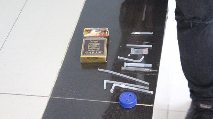 Barang bukti alat isap sabu yang dibawa peserta CPNS di instansi Kementerian Hukum dan HAM, di Medan.