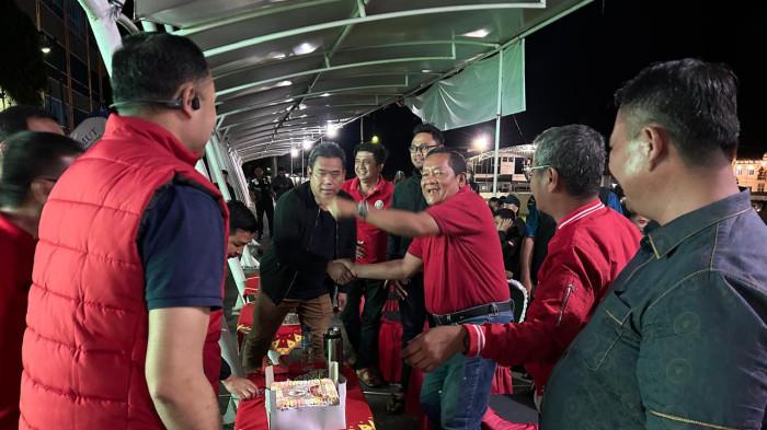 bareng Timnas Indonesia itu berlangsung penuh tawa dan keakraban bersama warga.