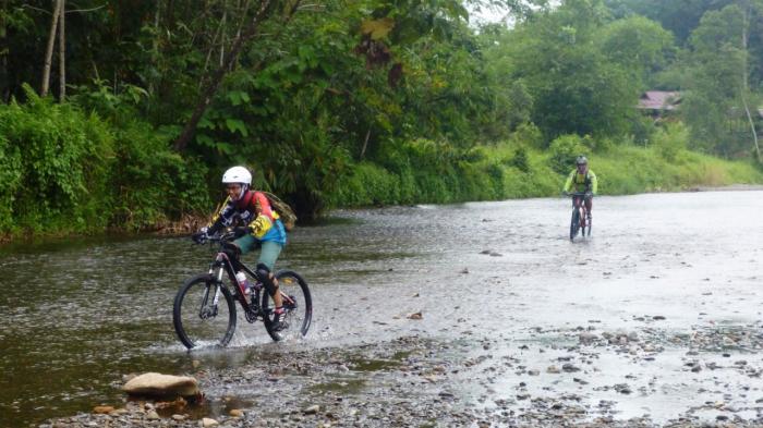 Mengayuh Sepeda di Jernihnya Sungai Batu Kapal