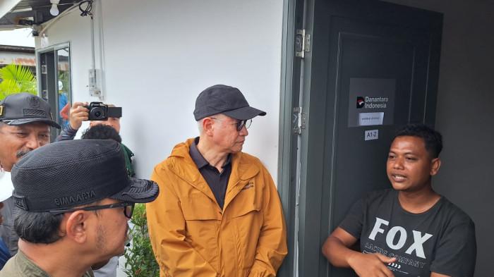 Managing Director Stakeholder Management and Communications Danantara, Rohan Hafas, bersama  
Wakil Menteri Dalam Negeri, Bima Arya dan Bupati Aceh Tamiang, Armia Pahmi berbincang dengan warga di huntara.