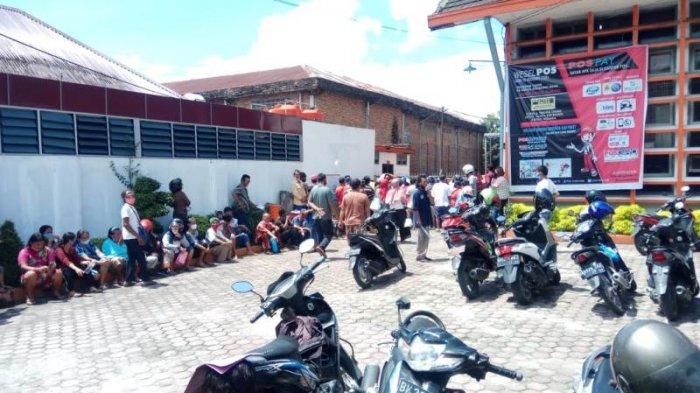 Warga Berbondong-bondong, Pembagian BLT di Kantor Pos Siantar Langggar Protokol Physical Distancing