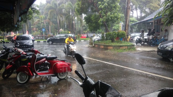 BMKG Prediksi Hujan Lebat Guyur Kota pada Medan Malam Hari