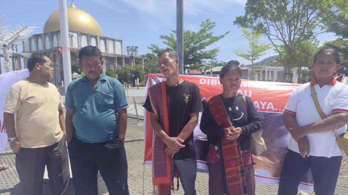 MEMINTA DUKUNGAN - Pihak keluarga Boy Simamora melakukan aksi pengumpulan 1.000 tanda tangan di Alun-alun Pandan, Tapanuli Tengah, Rabu (8/7/2026). Mereka meminta kejelasan atas kematian anaknya yang disebut akibat diterkam buaya.