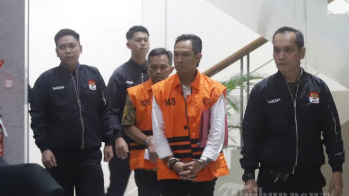 BUPATI CILACAP KORUPSI - Bupati Cilacap Syamsul Auliya Rachman dan Sekda Cilacap Sadmoko Danardono mengenakan rompi orange usai menjalani pemeriksaan di Gedung Komisi Pemberantasan Korupsi (KPK), Jakarta Selatan, Sabtu (14/3/2026). Syamsul menginstruksikan Sadmoko mengumpulkan uang THR dari puluhan perangkat daerah di Kabupaten Cilacap, untuk pribadi dan pihak eksternal, dalam hal ini Forkopimda. (Tribunnews/Jeprima)