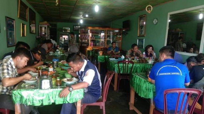 Bupati Dairi, Edy Berutu dan Rombongan makan di RM Napinadar Malau di Simpang Tiga, Kabupaten Dairi 