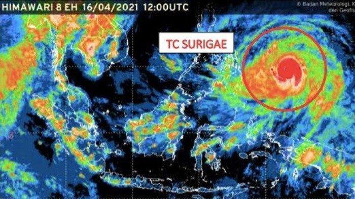 Citra satelit Himawari terkait adanya Siklon Tropis Surigae (lingkaran merah) di wilayah perairan Samudera Pasifik utara Papua Barat pada Jumat (16/4/2021).