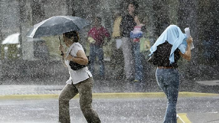 HUJAN ELBAT- Ilustrasi kondisi cuaca hujan lebat yang menghambat aktivitas di luar rumah.