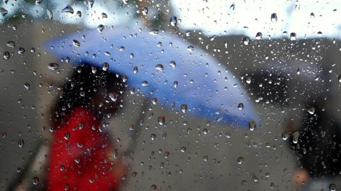 HUJAN RINGAN- Ilustrasi hujan ringan yang melanda sebuah kawasan. Tampak percikan hujan menempek di kaca.