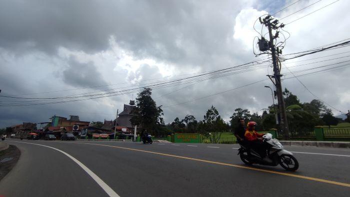 CUACA EKSTREM - Kondisi lalu lintas di kawasan wisata Berastagi tampak lengang saat libur akhir pekan perdana bulan Desember, Minggu (7/12/2025) kemarin. Penurunan jumlah kunjungan wisatawan ke Berastagi, diduga karena dampak dari cuaca buruk dan kelangkaan BBM beberapa waktu terakhir. (TRIBUN MEDAN/MUHAMMAD NASRUL)