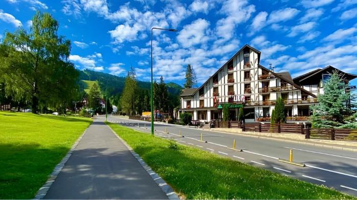 CERAH BERAWAN- Ilustrasi kondisi cuaca cerah berawan di satu wilayah perbukitan yang tampak tenang.