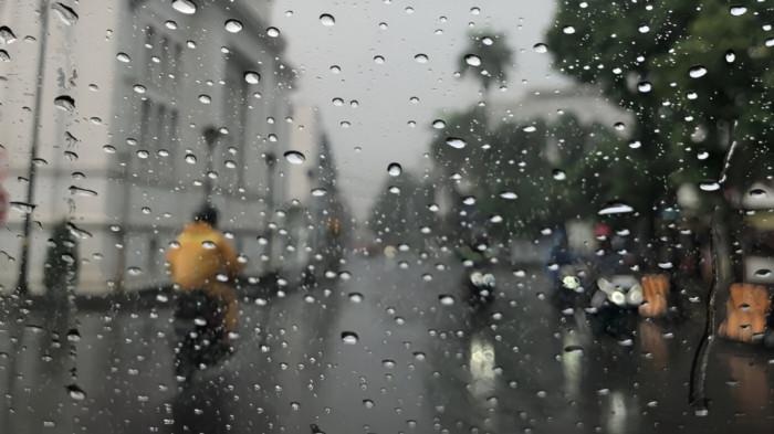 HUJAN LEBAT- Ilustrasi kondisi sebuah kota di Indonesia yang dilanda hujan lebat.