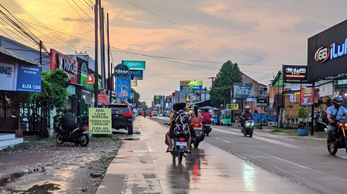 JALANAN BASAH- Kondisi jalanan di satu wilayah Indonesia tampak basah setelah diguyur hujan.