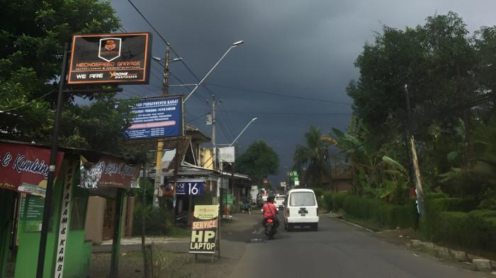 MENUNG- Satu wilayah di Indonesia mengalami kondisi cuaca mendung gelap. Tampak awan hitam menandakan akan turun hujan.