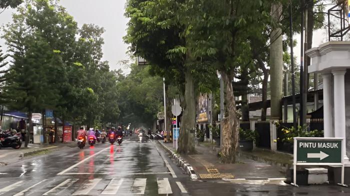 JALANAN BASAH- Kondisi jalanan yang tampak basah setelah diguyur hujan deras. BMKG Wilayah I Medan memperkirakan cuaca Medan hari ini, 30 Januari 2026 berpotensi hujan ringan.