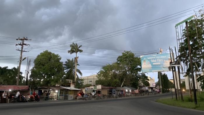 MENDUNG- Cuaca mendung di Kabupaten Asahan, Sumatera Utara, tepatnya di seputar terminal Asahan yang berada di jalan lintas provinsi.
