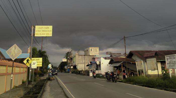 MENDUNG- Kondisi sebuah wilayah di Indonesia yang tampak mendung ditutupi awan gelap.
