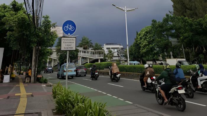 MENDUNG GELAP- Ilustrasi cuaca mendung gelap yang menyelimuti wilayah Jakarta, Indonesia.