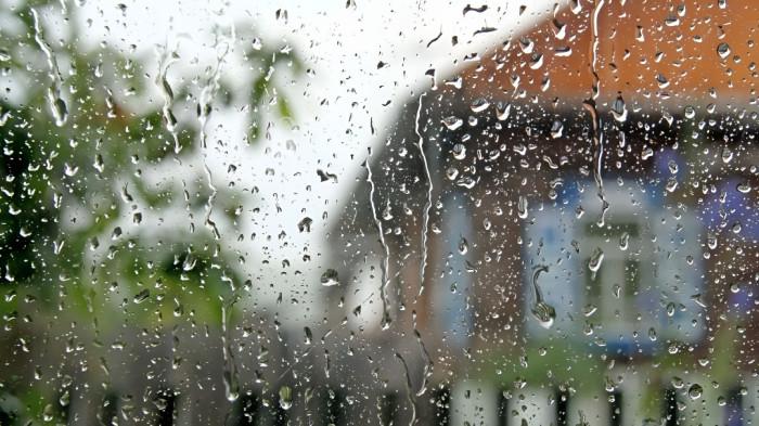 HUJAN- Ilustrasi kondisi cuaca buruk, dimana hujan melanda sebuah kawasan perkotaan yang diabadikan dari balik kaca.