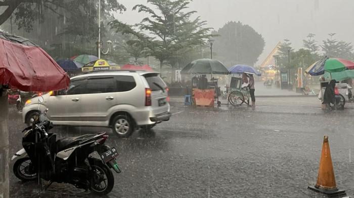 HUJAN SEDANG- Kondisi suatu wilayah saat dilanda hujan sedang pada siang jelang sore hari.