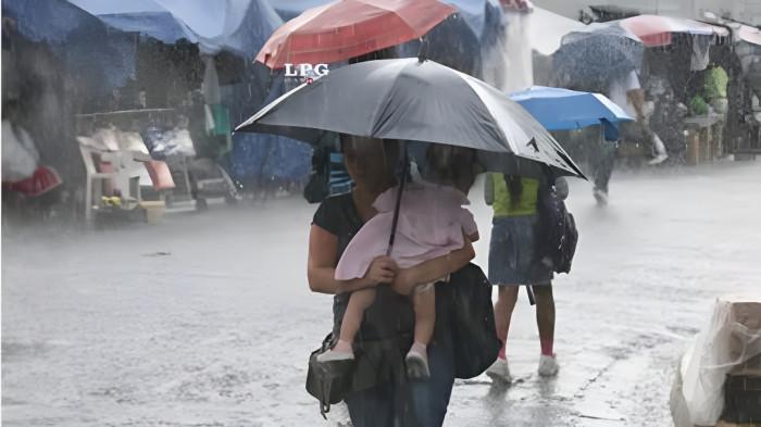 HUJAN SIANG- Ilustrasi hujan terjadi siang hari hingga menganggu aktivitas warga.