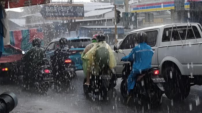 CUACA BURUK- Ilustrasi sebuah kota di Indonesia yang tengah dilanda cuaca buruk. Para pengendara terlihat menembus derasnya hujan.