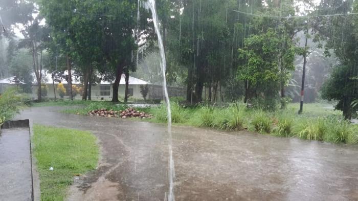 HUJAN SEDANG- Ilustrasi hujan sedang di sebuah wilayah yang ada di Indonesia. Tampak jalanan di permukiman warga digenangi air.