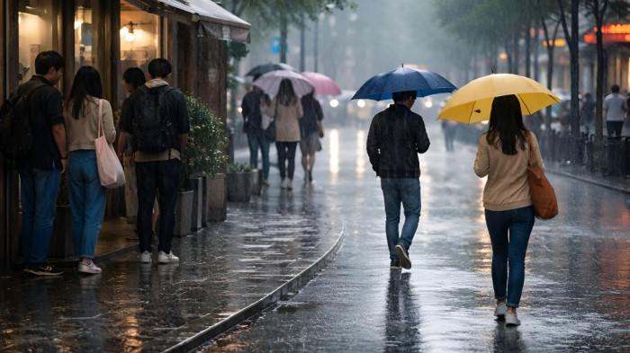 HUJAN LEBAT- Ilustrasi kondisi jalan yang basah setelah diguyur hujan lebat. Sejumlah pengguna jalan tampak menggunakan payung.