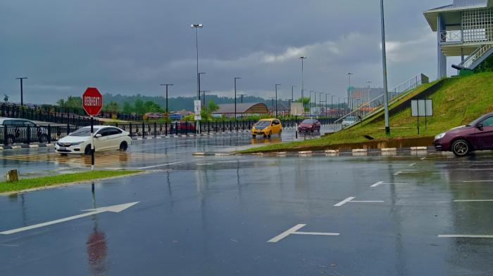 JALANAN BASAH- Ilustrasi jalanan yang tampak basah setelah diguyur hujan.