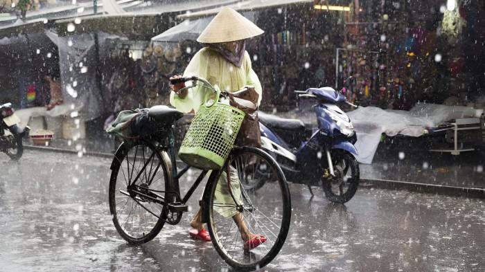 HUJAN LEBAT- Seorang pengendara sepeda terlihat menembus lebatnya hujan yang melanda wilayah tempat tinggalnya.
