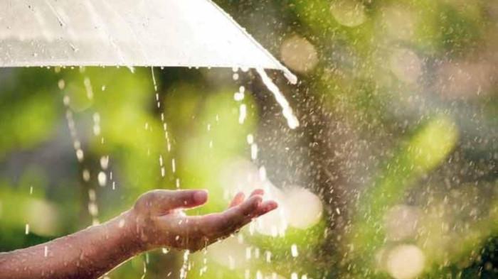 HUJAN SEDANG- Ilustrasi hujan sedang yang melanda sebuah kawasan perkotaan.