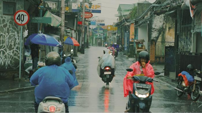 JALANAN BASAH- Ilustrasi jalanan basah setelah diguyur hujan lebat. Beberapa pengendara terlihat menggunakan jasa hujan.