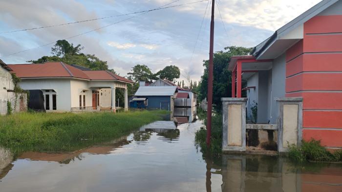 BERAWAN CERAH- Satu kawasan permukiman yang sempat dilanda banjir tampak cuacanya berawan cerah. Namun setelah banjir, permukiman warga terendam air.