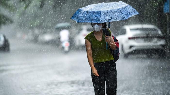 HUJAN LEBAT- Seorang pengguna jalan sedang menembus lebatnya hujan yang melanda kawasan perkotaan.