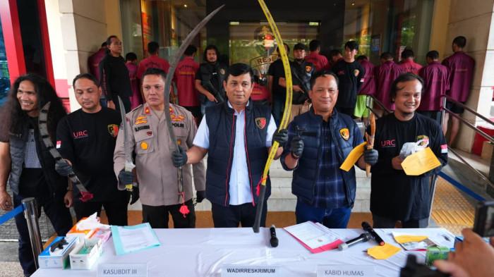 Direktorat Reserse Kriminal Umum (Ditreskrimum) Polda Sumatera Utara berhasil mengungkap komplotan pelaku pencurian dengan kekerasan (curas) bermodus begal yang selama ini meresahkan masyarakat di wilayah Belawan, Hamparan Perak, Marelan hingga Kota Medan. Sebanyak tujuh orang pelaku, termasuk otak komplotan, berhasil diamankan.