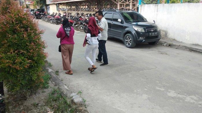 D bersama ibunya ketika keluar dari gedung Satreskrim Polresta Deliserdang, Selasa (31/3/2020).