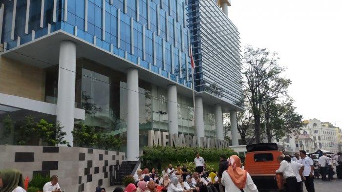 BREAKING NEWS: Puluhan Pegawai PD Pasar Bertahan di Depan Bank Mandiri, Berharap Gaji Cair Hari Ini
