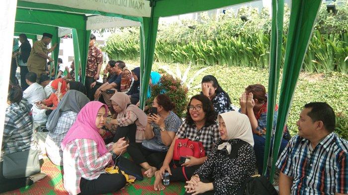 Ratusan Pegawai PD Pasar Kembali Unjuk Rasa, Kini Bawa Tenda dan Akan Nginap di Kantor Bank Mandiri