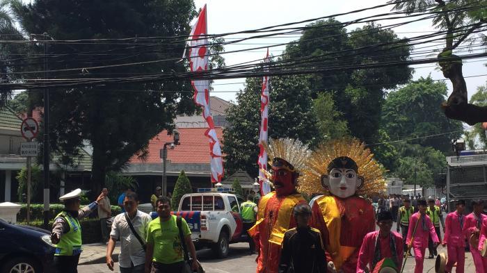 Puluhan orang yang tergabung dalam gerakan lawan Ahok mendatangi kediaman pribadi Gubernur DKI Jakarta Basuki Tjahaja Purnama di Taman Suropati, Menteng, Jakarta Pusat, Jumat (28/8/2015).