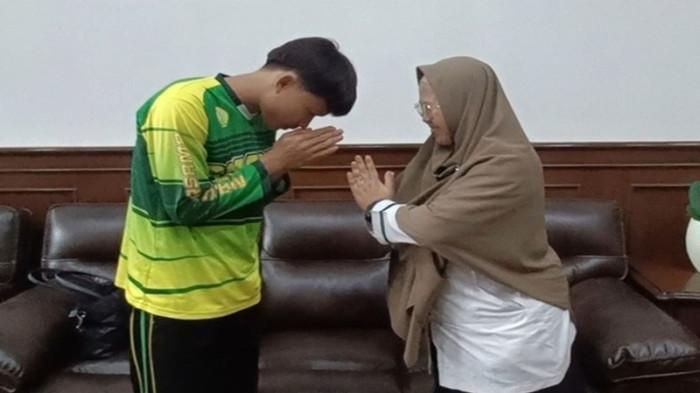 Rezeki Kepsek SMAN 1 Cimarga Usai Berdamai Siswa Merokok, Diberi Hadiah Umrah Gratis